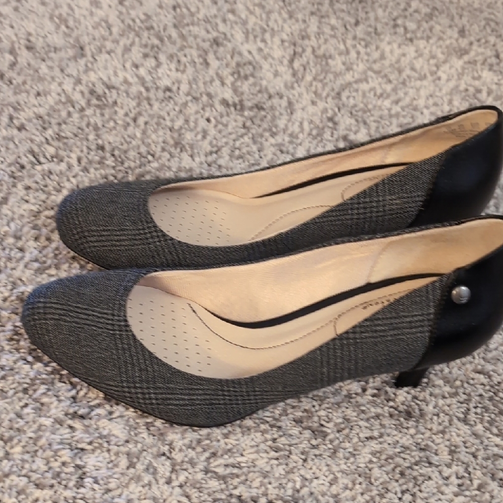 LifeStride Women's Lively Dress Pump Shoe - Picture 2 of 6
